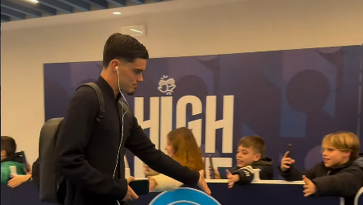 Napoli-Lecce, la squadra è arrivata al Maradona: l’accoglienza dei tifosi IL VIDEO Napoli-Lecce, la squadra è arrivata al Maradona: l’accoglienza dei tifosi IL VIDEO - immagine 1