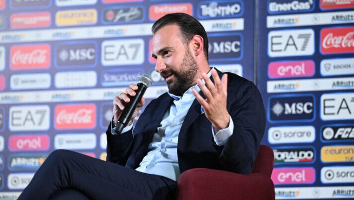 CASTEL DI SANGRO, ITALY - JULY 26: SSC Napoli sporting director Giovanni Manna attending at the press conference on July 26, 2024 in Castel di Sangro, Italy. (Photo by SSC NAPOLI/SSC NAPOLI via Getty Images) Ds Napoli: “Osimhen, la situazione è chiara: si è letto di tutto. Perché non gioca” - immagine 1