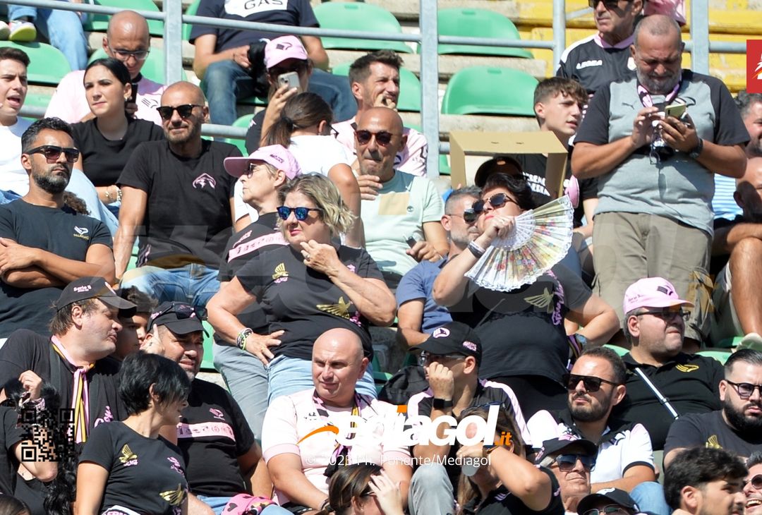 FOTOTIFO Palermo-Sudtirol 2-1, gli scatti ai tifosi al “Renzo Barbera” (GALLERY) - immagine 27