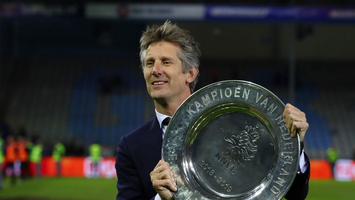 DOETINCHEM, NETHERLANDS - MAY 15: Edwin van der Sar, Chief Executive of Ajax celebrates with the trophy after winning the Eredivisie following the Eredivisie match between De Graafschap and Ajax at Stadion De Vijverberg on May 15, 2019 in Doetinchem, Netherlands. (Photo by Dean Mouhtaropoulos/Getty Images) Van der Sar rassicura: “Non sono più in terapia intensiva, ecco le mie condizioni” - immagine 1
