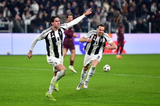 TURIN, ITALY - DECEMBER 11: Dusan Vlahovic of Juventus celebrates scoring his team's first goal during the UEFA Champions League 2024/25 League Phase MD6 match between Juventus and Manchester City at Juventus Stadium on December 11, 2024 in Turin, Italy. (Photo by Valerio Pennicino/Getty Images)