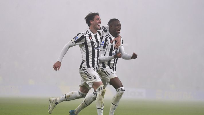 TURIN, ITALY - FEBRUARY 06: Denis Zakaria of Juventus celebrates after scoring his team's second goal with teammate Dusan Vlahovic during the Serie A match between Juventus and Hellas Verona FC at Allianz Stadium on February 06, 2022 in Turin, Italy. (Photo by Filippo Alfero - Juventus FC/Juventus FC via Getty Images) Moanco