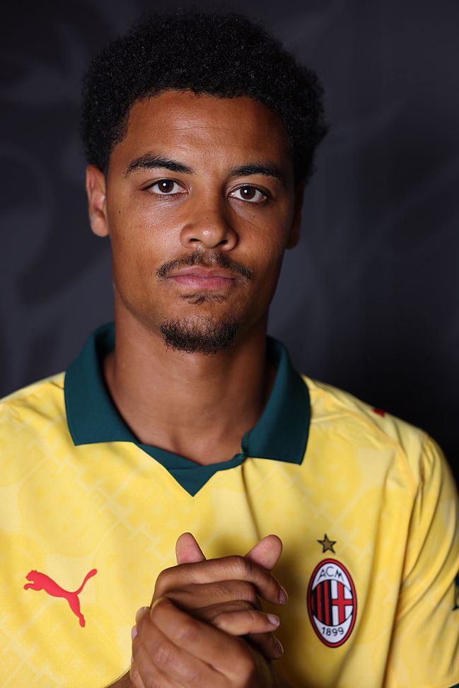 MILAN, ITALY - AUGUST 12: (EDITOR'S NOTE: This image has been retouched.) AC Milan New Signing Koni De Winter poses for the official pictures at Casa Milan on August 12, 2025 in Milan, Italy. (Photo by Sara Cavallini/AC Milan via Getty Images) koni-de-winter-intervista-milan-tv