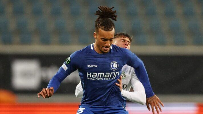 GENT, BELGIUM - FEBRUARY 21: Archie Brown of KAA Gent controls the ball whilst under pressure from Ilay Faingold of Maccabi Haifa FC during the UEFA Europa Conference League 2023/24 round of 16 second leg match between KAA Gent and Maccabi Haifa FC at Ghelamco Arena on February 21, 2024 in Gent, Belgium. (Photo by Dean Mouhtaropoulos/Getty Images) Milan, passi avanti per Brown. Accordo verbale col giocatore, ma occhio alla Turchia - immagine 1