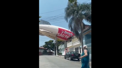 VIDEO / Paura a San Paolo, dirigibile si schianta sulle case