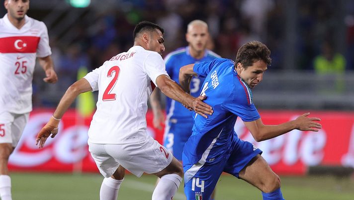 BOLOGNA, ITALY - JUNE 4: Federico Chiesa of Italy dribbles the ball against Zeki Celik of Turkiye during the international Friendly match between Italy and Turkiye at Renato Dall'Ara Stadium on June 4, 2024 in Bologna, Italy. (Photo by Gabriele Maltinti/Getty Images) Cara Italia, non ci siamo: Azzurri impacciati nel pari a reti bianche con la Turchia - immagine 1