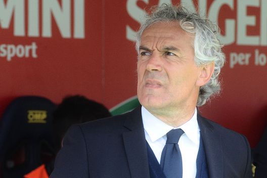 BOLOGNA, ITALIA - 31 MARZO: Roberto Donadoni, allenatore del Bologna FC, osserva la partita di Serie A tra Bologna FC e AS Roma allo Stadio Renato Dall'Ara, il 31 marzo 2018 a Bologna, Italia. (Foto di Mario Carlini / Iguana Press/Getty Images) Virtus Entella-Spezia, derby dal peso di una finale: il pronostico di DDD- immagine 3
