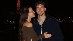 Dusan Vlahovic esce allo scoperto e presenta la sua fidanzata sui social: le immagini a Parigi