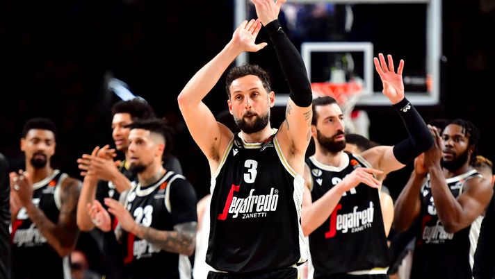 BOLOGNA, ITALY - APRIL 13: Marco Belinelli, #3 of Virtus Segafredo Bologna celebrates at the end of 2022-23 Turkish Airlines EuroLeague Regular Season Round 34 game between Virtus Segafredo Bologna and EA7 Emporio Armani Milan at Virtus Segafredo Arena on April 13, 2023 in Bologna, Italy. (Photo by Luca Sgamellotti/Euroleague Basketball via Getty Images) Eurolega, Baskonia-Virtus Bologna vale un posto ai playoff - immagine 1