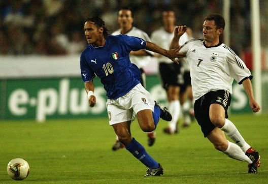 Francesco Totti con la maglia dell'Italia CUR in Campo, a Foggia c’è anche Totti: genio e lealtà, l’ultima bandiera- immagine 2