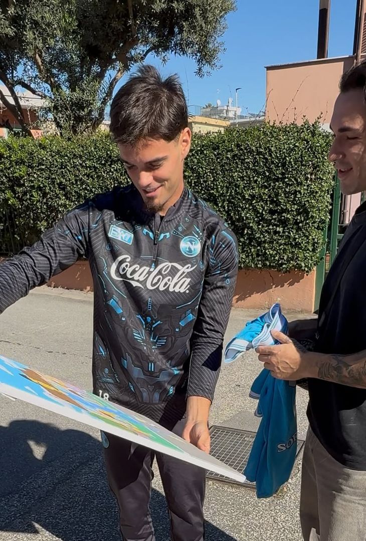 Consegna speciale per Gutierrez e Beukema: i due azzurri versione Simpson – LE FOTO - immagine 5