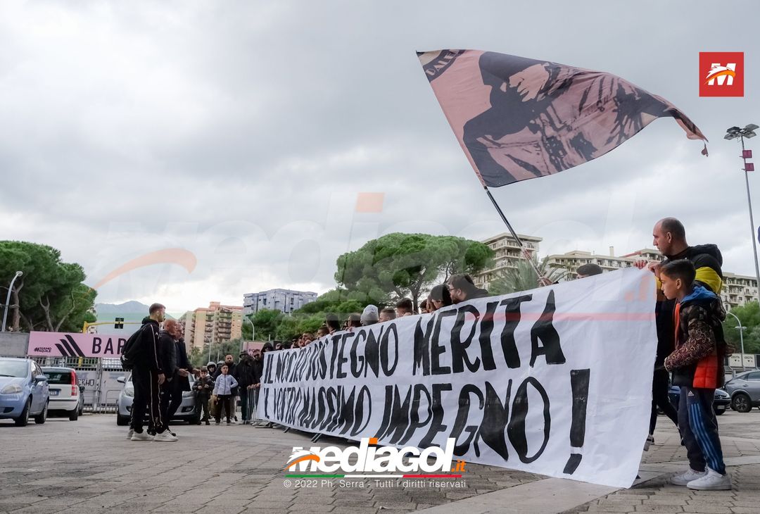 FOTO Palermo: la squadra verso Benevento. Cori e striscioni al “Barbera” (La Gallery) - immagine 23