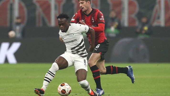 MILAN, ITALY - FEBRUARY 15: Matteo Gabbia of AC Milan is challenged by Arnaud Kalimuendo of Stade Rennais FCduring the UEFA Europa League 2023/24 Knockout Round Play-offs First Leg match between AC Milan and Stade Rennais FC at Stadio Giuseppe Meazza on February 15, 2024 in Milan, Italy. (Photo by Marco Luzzani/Getty Images) La Roma pesca in Francia. Kalimuendo-gol e sprint Nuamah per volare alto - immagine 1