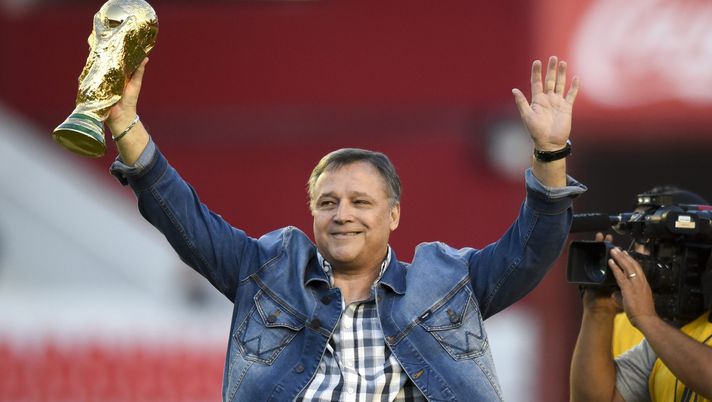 BUENOS AIRES, ARGENTINA - FEBRUARY 22: Former player of Independiente Daniel Bertoni, waves the fans with a soccer world cup trophy replica before a match between Independiente and Gimnasia y Esgrima La Plata as part of Superliga 2019/20 at Estadio Libertadores de America on February 22, 2020 in Buenos Aires, Argentina. (Photo by Marcelo Endelli/Getty Images) Bertoni rivela: “Dino Viola mi voleva portare alla Roma nell’estate 1982” - immagine 1