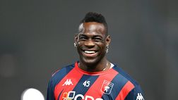 Enock e Mario Balotelli si sfidano a salto in alto e il risultato è da ridere