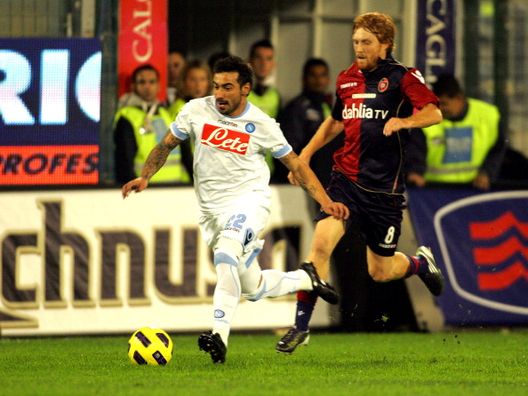 Davide Biondini e Ezequiel Lavezzi durante la sfida tra Cagliari e Napoli allo Stadio Sant'Elia il 10 novembre 2010 a Cagliari Napoli Cagliari