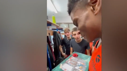 VIDEO / La squadra gli regala le scarpe del suo idolo Nba: Giannis gli scrive