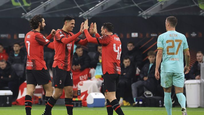 MILAN, ITALY - MARCH 07: Tijjani Reijnders (L) of AC Milan celebrates with Alessandro Florenzi (R) after scoring the his team's second goal during the UEFA Europa League 2023/24 round of 16 first leg match between AC Milan and Slavia Praha at Stadio Giuseppe Meazza on March 07, 2024 in Milan, Italy. (Photo by Giuseppe Cottini/AC Milan via Getty Images) Milan, incontro fissato nei prossimi giorni: può restare a queste condizioni - immagine 1