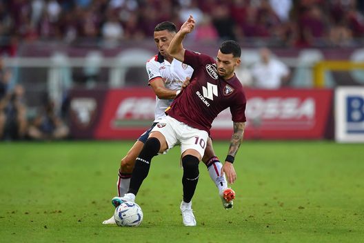 TURIN, ITALY - AUGUST 21: Nemanja Radonjic of Torino FC is challenged by Gabriele Zappa of Cagliari Calcio during the Serie A TIM match between Torino FC and Cagliari Calcio at Stadio Olimpico di Torino on August 21, 2023 in Turin, Italy. (Photo by Valerio Pennicino/Getty Images) Il caso Radonjic, cosa succede ora: Juric lo aspetta, ma il mercato si avvicina- immagine 3