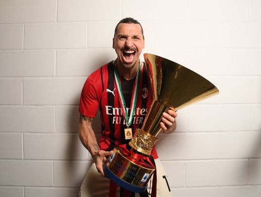 Reggio Emilia, Italia - 22 maggio 2022: Zlatan Ibrahimović col trofeo della Serie A durante la festa Scudetto del Milan. (Foto di Claudio Villa/AC Milan via Getty Images) Non uno, ma undici Ibrahimović: la rivoluzione di Zlatan su FC26- immagine 2