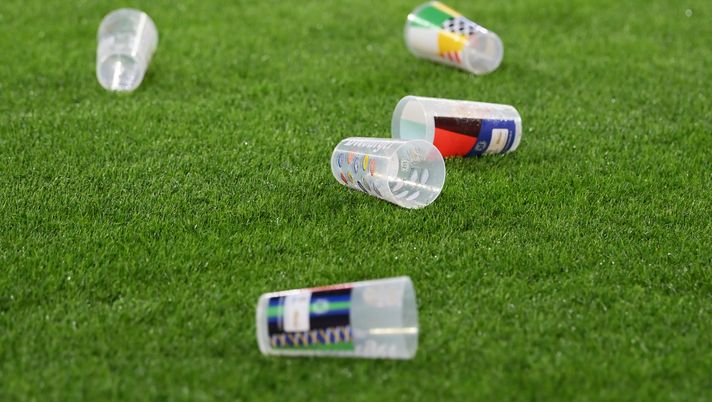 Bicchieri lanciati in campo. (Foto di Stu Forster/Getty Images) Standard Liegi Anversa