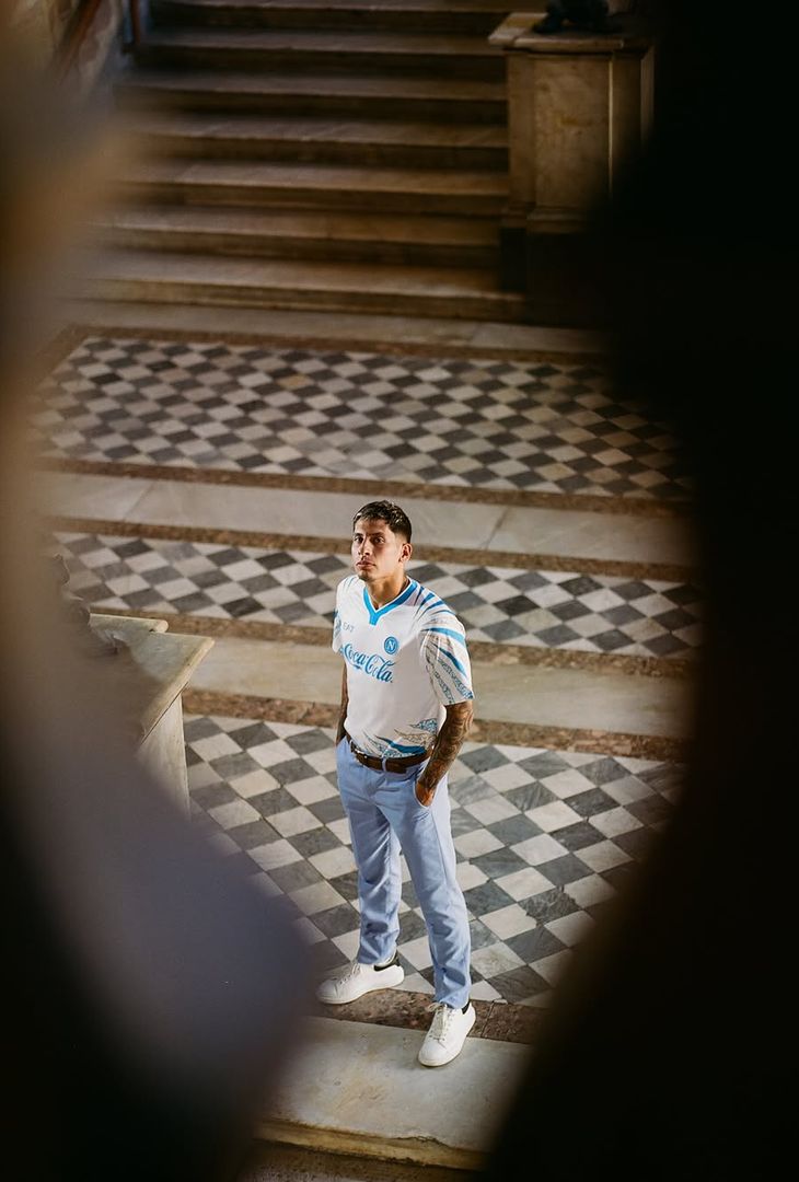 Nuova maglia per il Napoli: gli azzurri presentano il kit pre-gara LA GALLERY - immagine 6