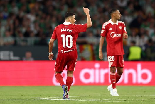 SIVIGLIA, SPAGNA - 01 MARZO: Alexis Sanchez del Sevilla FC festeggia il primo gol della sua squadra durante la partita LaLiga EA Sports tra Real Betis Balompie e Sevilla FC all'Estadio La Cartuja il 01 marzo 2026 a Siviglia, Spagna. (Foto di Fran Santiago/Getty Images) Di Maria regala il derby di Rosario al Central e Sanchez ferma il Betis Siviglia. Il weekend degli ex Serie A- immagine 2
