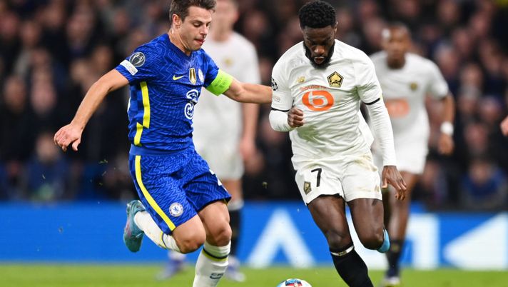 LONDON, ENGLAND - FEBRUARY 22: Jonathan Bamba of Lille OSC battles for possession with Cesar Azpilicueta of Chelsea during the UEFA Champions League Round Of Sixteen Leg One match between Chelsea FC and Lille OSC at Stamford Bridge on February 22, 2022 in London, England. (Photo by Shaun Botterill/Getty Images) Mercato svincolati da tenere d’occhio: da Pereyra a Bamba, ma non solo - immagine 1