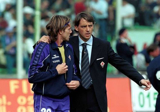 L'allenatore della Fiorentina Roberto Mancini (a destra) e Mauro Bressan chiacchierano prima della partita della 25a giornata di campionato di SERIE A tra Fiorentina e Roma, giocata allo stadio Comunale di Firenze ESCLUSIVA – BRESSAN: “Solo Vanoli può salvare la Fiorentina. Ranieri? Ha cuore, ma non sempre basta”- immagine 2