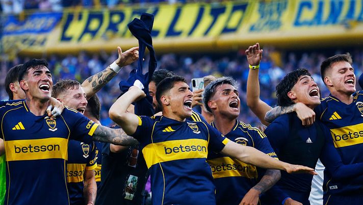 BUENOS AIRES, ARGENTINA - NOVEMBER 09: Miguel Merentiel of Boca Juniors and teammates celebrate the victory following the Torneo Apertura Betano 2025 superclasico match between Boca Juniors and River Plate at Estadio Alberto J. Armando on November 09, 2025 in Buenos Aires, Argentina. (Photo by Marcos Brindicci/Getty Images) Il Boca Juniors sorride fuori dal campo: la sua maglia è tra le più vendute al mondo - immagine 1