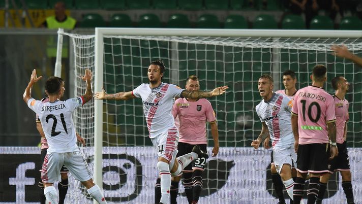 PALERMO, ITALY - AUGUST 31: Mariano Arini, of Cremonese, celebrates after scoring his team's second goal during the Serie B match between US Citta' di Palermo and US Cremonese at Stadio Renzo Barbera on August 31, 2018 in Palermo, Italy. (Photo by Tullio M. Puglia/Getty Images) Cremonese-Palermo, dove vedere la partita in tv e streaming live - immagine 1