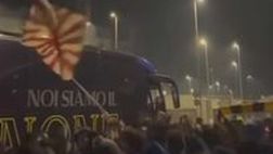 Frosinone, i tifosi accolgono i calciatori di rientro da Napoli: è festa in città