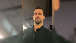 VIDEO / Djokovic scatenato: festeggia il premio di migliore della stagione ballando Zucchero