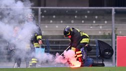 Lancio di un seggiolino, petardi e fumogeni al Bentegodi: Genoa multato
