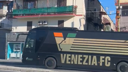 Il Venezia è arrivato a Napoli: domani l’ultima gara del 2024 contro gli azzurri