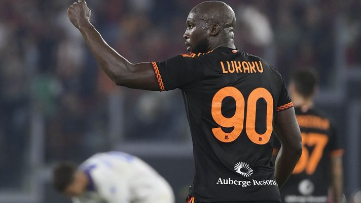 ROME, ITALY - OCTOBER 01: AS Roma player Romelu Lukaku celebrates during the Serie A TIM match between AS Roma and Frosinone Calcio at Stadio Olimpico on October 01, 2023 in Rome, Italy. (Photo by Luciano Rossi/AS Roma via Getty Images) Lukaku: “Abbiamo parlato con Mourinho. Momento difficile, ma la stagione è lunga” - immagine 1