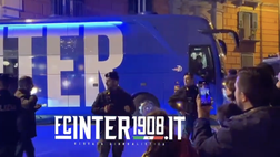 VIDEO FCIN1908 / Pullman Inter arriva a Napoli: coro tifosi per Calhanoglu