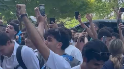 I tifosi cantano per De Bruyne: atmosfera da sogno all’arrivo a Villa Stuart