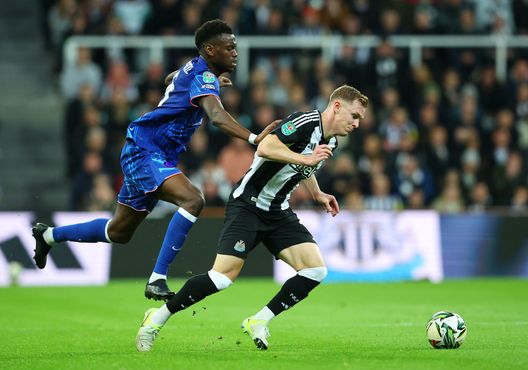 Newcastle upon Tyne, Inghilterra - 30 ottobre 2024: Emil Krafth e Benoit Badiashile durante la partita di Carabao Cup tra Newcastle e Chelsea. (Foto di Ed Sykes/Getty Images) Newcastle-Chelsea, dove vedere il match in tv e streaming live- immagine 4