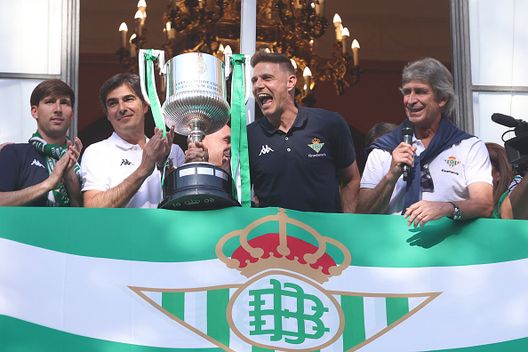 Manuel Pellegrini, allenatore del Real Betis, e Joaquín Sánchez del Real Betis mostrano il trofeo durante la celebrazione del Real Betis Balompie come vincitore della Copa del Rey, con i tifosi per le strade di Siviglia, il 24 aprile 2022 Joaquin, il doppio ex: la magia Andalusa a tinte Viola- immagine 5