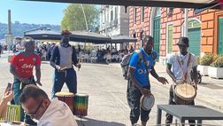 “Chi non salta è un gobbo juventino”: il coro dei musicisti africani sul Lungomare