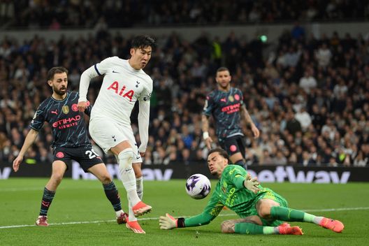 Tottenham, due tifosi espulsi dallo stadio per aver festeggiato gol del City- immagine 6
