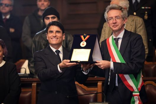 Sal Da Vinci riceve la medaglia della Città, la consegna del sindaco Manfredi LA FOTO- immagine 2