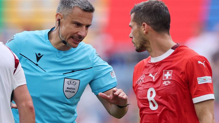 COLOGNE, GERMANY - JUNE 15: Referee Slavko Vincic interacts with Remo Freuler of Switzerland during the UEFA EURO 2024 group stage match between Hungary and Switzerland at Cologne Stadium on June 15, 2024 in Cologne, Germany. (Photo by Alex Grimm/Getty Images) Freuler: “L’Italia non muore mai, sarà difficile. Loro favoriti e ben venga se…” - immagine 1