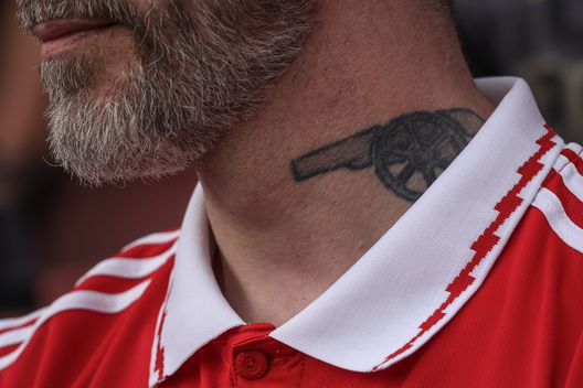 Un tifoso dell'Arsenal con un cannone tatuato sul collo durante la partita di Premier League contro il Brentford FC all'Emirates Stadium il 12 aprile 2025 a Londra, Inghilterra. (Foto di Alex Pantling/Getty Images) Gunners Arsenal