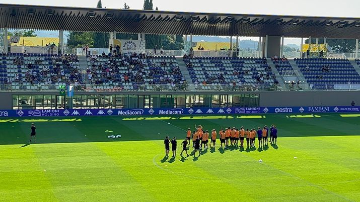 La Fiorentina esce dal campo tra gli applausi: fine del primo allenamento aperto - immagine 1