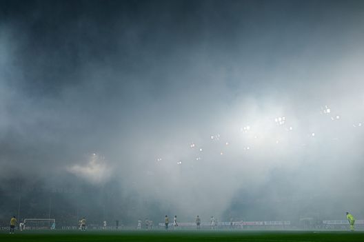 I giocatori di Genoa e Inter aspettano la sospensione temporanea della partita a causa di fumogeni durante la partita di Serie A TIM tra Genoa CFC e FC Internazionale allo Stadio Luigi Ferraris il 29 dicembre 2023 a Genova, Italia. (Foto di Simone Arveda/Getty Images) Serie A, scatta il nuovo Regolamento: cosa cambia per le gare rinviate e interrotte- immagine 2
