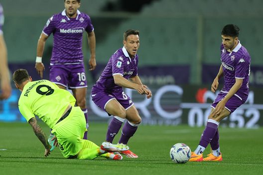 FLORENCE, ITALY - APRIL 28: Arthur Melo of ACF Fiorentina in action uring the Serie A TIM match between ACF Fiorentina and US Sassuolo at Stadio Artemio Franchi on April 28, 2024 in Florence, Italy. (Photo by Gabriele Maltinti/Getty Images) Como senza limiti: dopo Varane tutto sull’ex Fiorentina Arthur- immagine 2