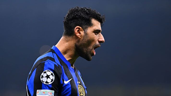 MILAN, ITALY - OCTOBER 01: Mehdi Taremi of FC Internazionale celebrates after scoring their team's fourth goal during the UEFA Champions League 2024/25 League Phase MD2 match between FC Internazionale Milano and FK Crvena Zvezda at Stadio San Siro on October 01, 2024 in Milan, Italy. (Photo by Mattia Ozbot - Inter/Inter via Getty Images) Gazzetta, Thuram più di Mkhitaryan e Carlos Augusto! Flop Asllani, ecco il voto di Taremi - immagine 1