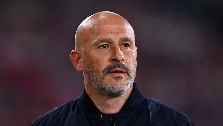 BOLOGNA, ITALY - MAY 04: Vincenzo Italiano, Head Coach of Bologna, looks on prior to the Serie A match between Bologna and Juventus at Stadio Renato Dall'Ara on May 04, 2025 in Bologna, Italy. (Photo by Alessandro Sabattini/Getty Images) Italiano: “Miranda? Pensavo a qualcosa di muscolare ma non è così! Ferguson ritrovato al 100%” - immagine 1